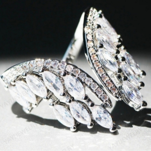 🎀Sparkling Angle Wing Ring - Picture 4 of 8